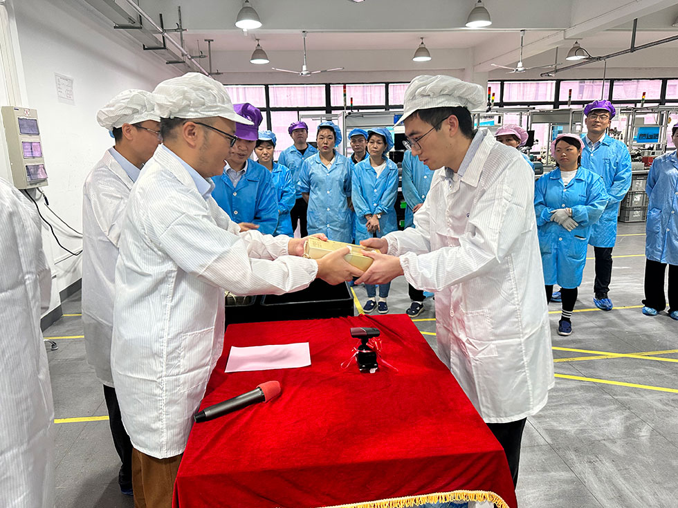 奧聯(lián)電子舉行某戰(zhàn)略客戶配套換擋器第50萬件產(chǎn)品下線儀式